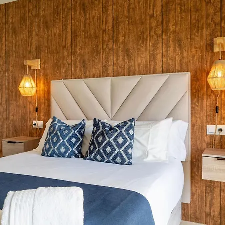 Stylish Coastal Living Near Marina Apartment *